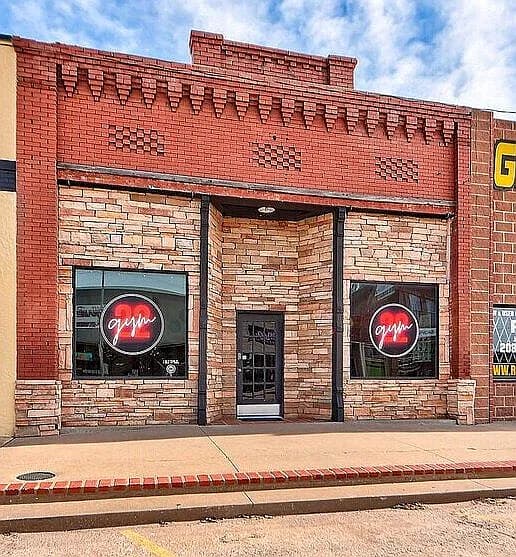 210 NW Main St — exterior photo