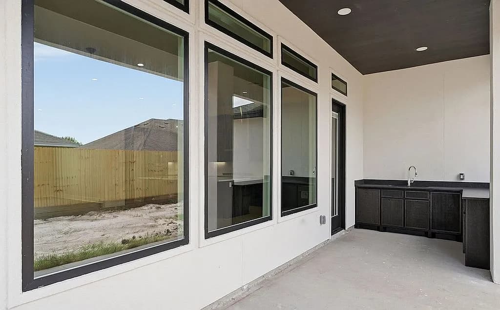 6841 La Salle Dr — exterior photo