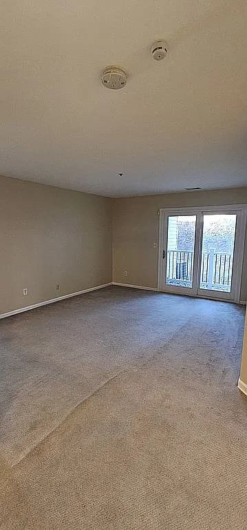 912 Waterford Dr — exterior photo