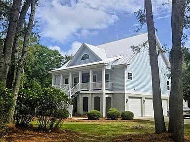 1068 Picnic Ln NE — exterior photo