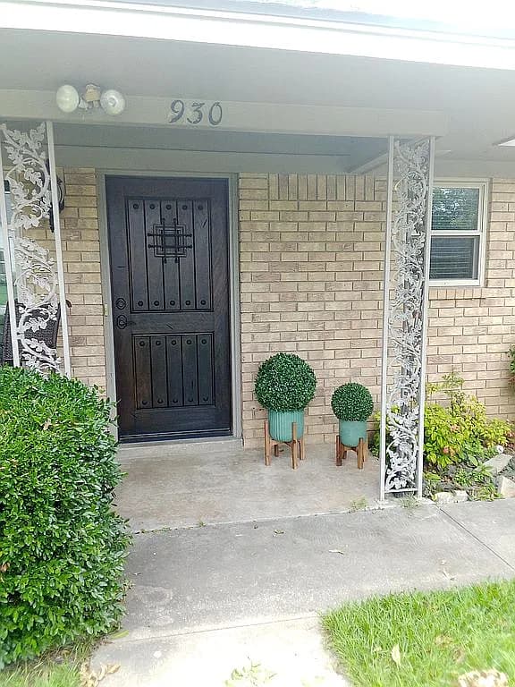 930 N Pecan St — exterior photo