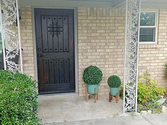 930 N Pecan St — exterior photo