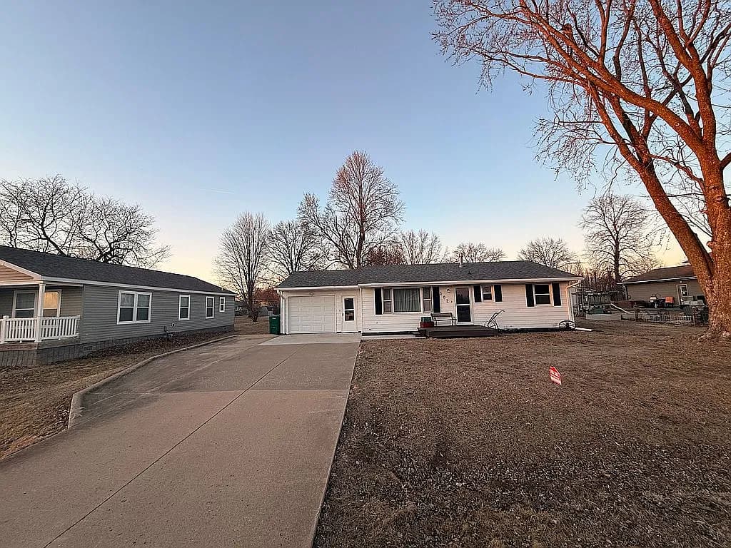502 W Adams St — exterior photo