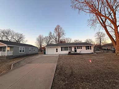 502 W Adams St — exterior photo