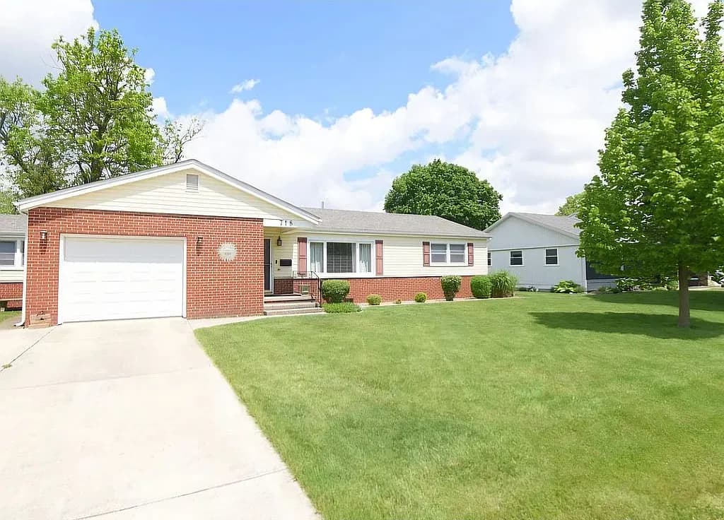 718 E Stewart Dr — exterior photo