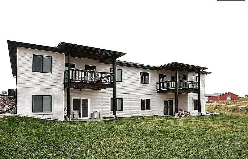 1079 Sand Hill Rd — exterior photo