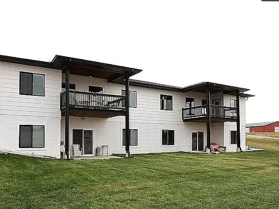 1079 Sand Hill Rd — exterior photo