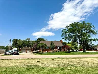 1216 E Oklahoma Ave — exterior photo