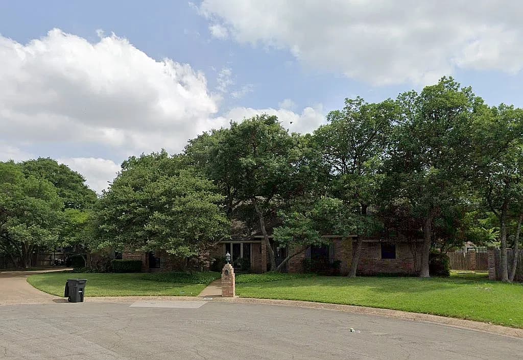 304 Hidden Oaks Cir — exterior photo