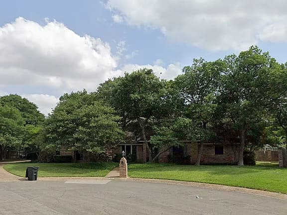 304 Hidden Oaks Cir — exterior photo