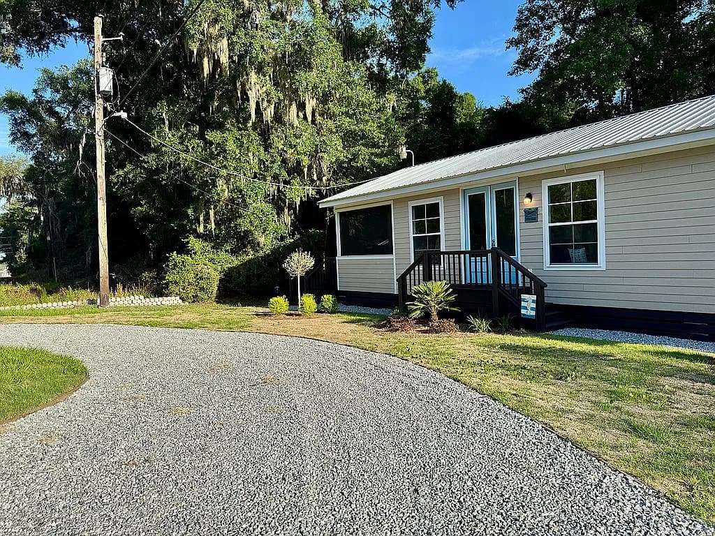 1076 Blue N Hall Rd SE — exterior photo