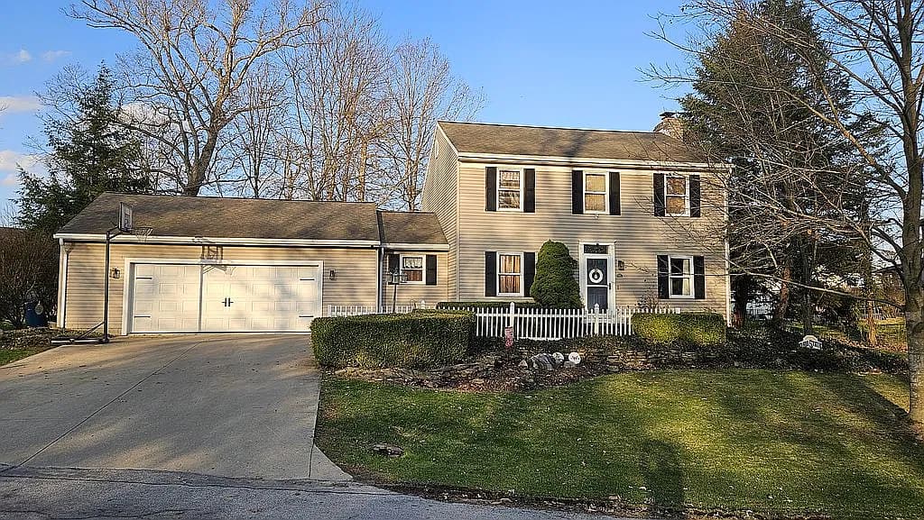 918 Neil Armstrong Dr — exterior photo
