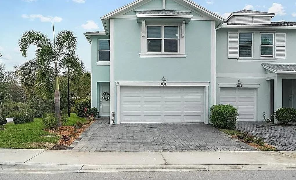 301 SE Halifax Ln — exterior photo