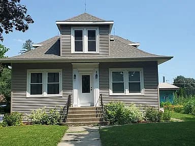 121 2nd Ave SE — exterior photo