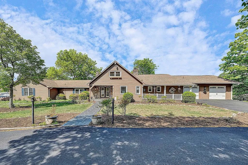 15993 Smith Mountain Lake Pkwy — exterior photo