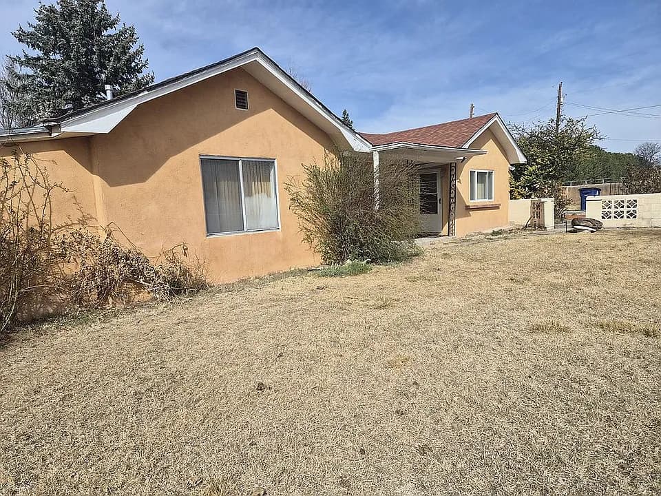 1324 Simmons Ln — exterior photo