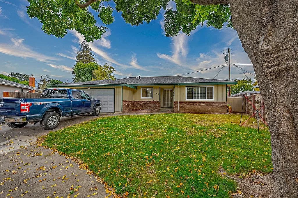 688 Elise Ct — exterior photo