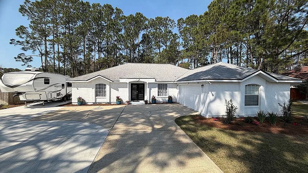 331 Fairway Blvd — exterior photo