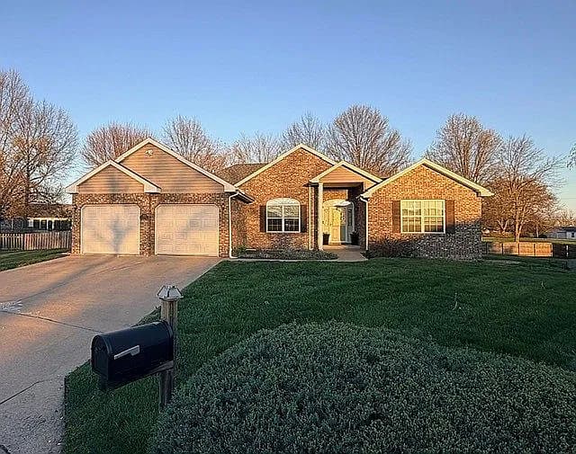 202 Collins Ct — exterior photo