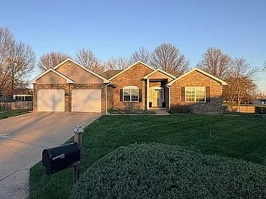 202 Collins Ct — exterior photo