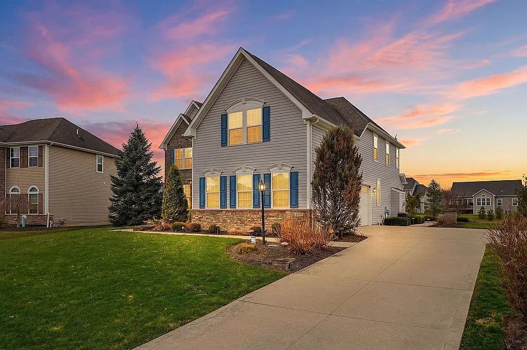 8060 Megan Meadow Dr — exterior photo