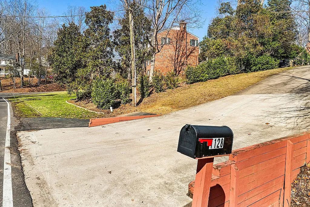 1128 Columbus Dr — exterior photo