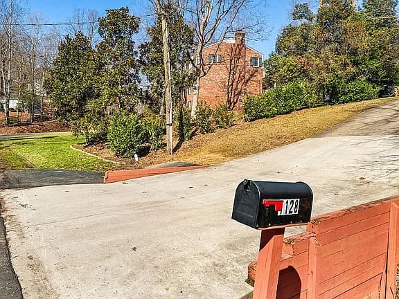 1128 Columbus Dr — exterior photo