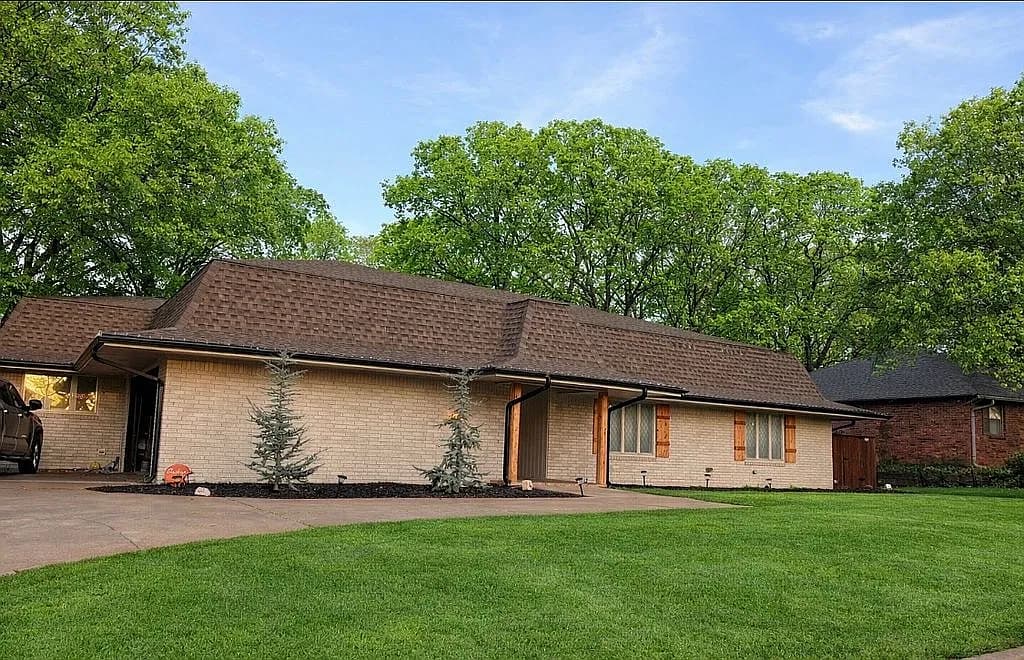 1101 S Westwood Dr — exterior photo