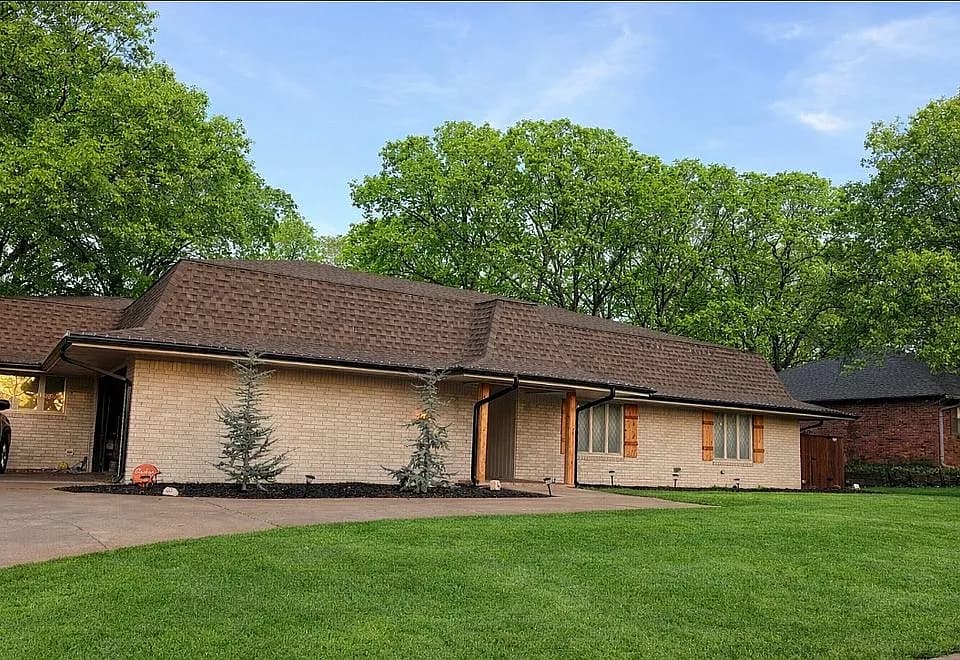 1101 S Westwood Dr — exterior photo
