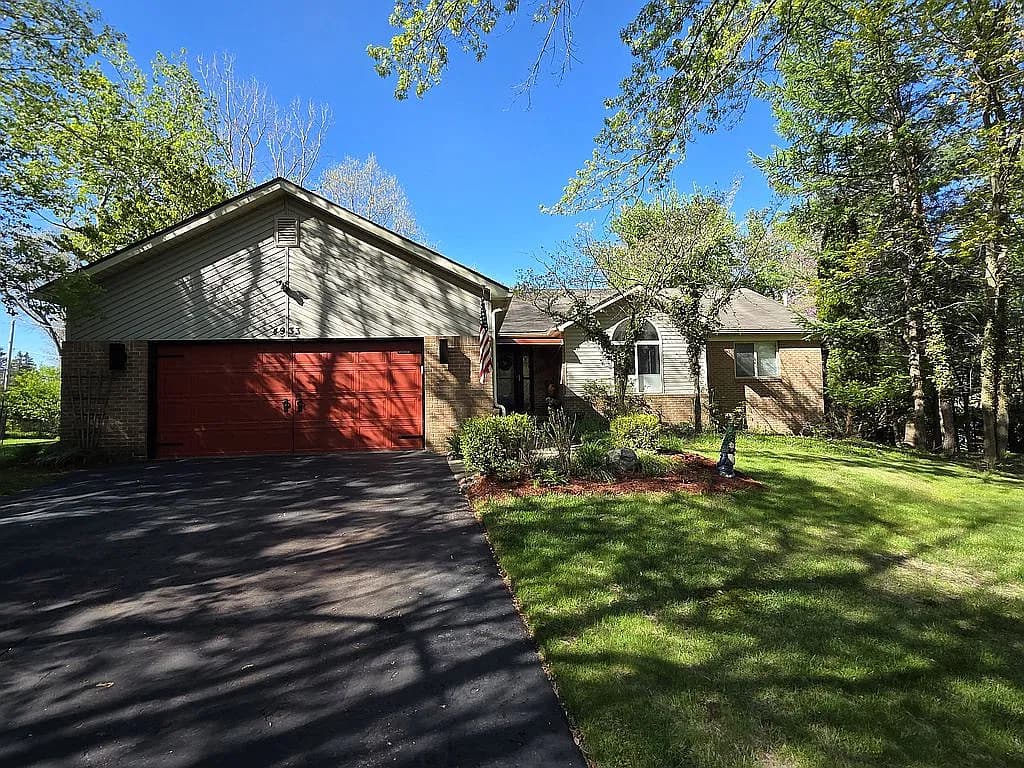 4933 Iroquois Blvd — exterior photo