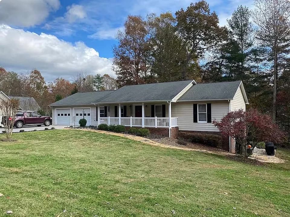 100 Horse Shoe Ln — exterior photo