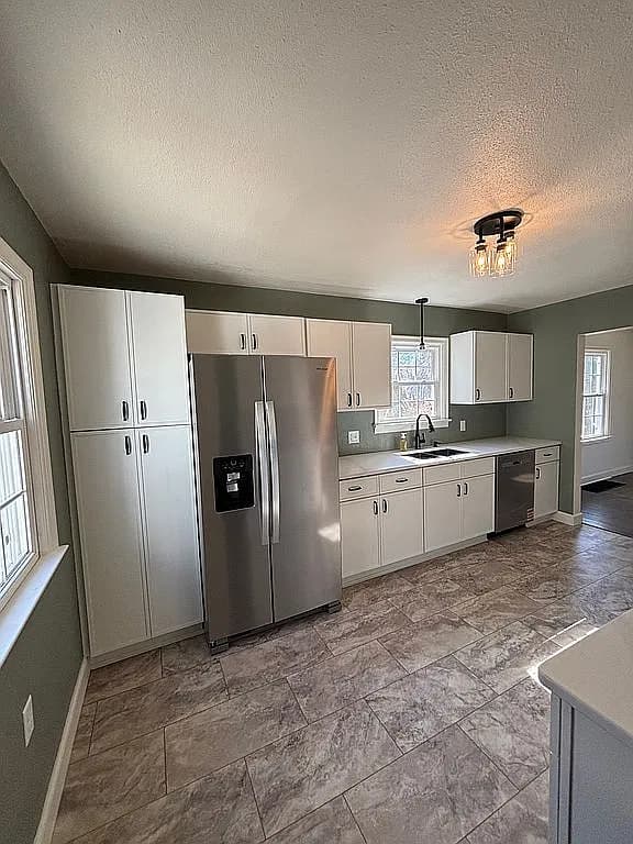 1817 Hillcrest Dr — exterior photo
