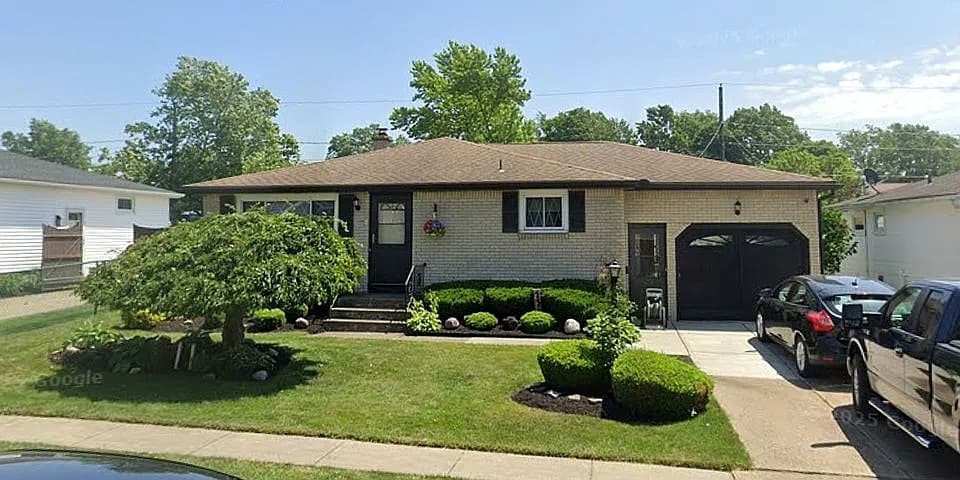 73 Hillwood Dr — exterior photo