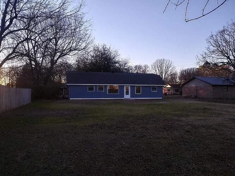 350 Town East Dr — exterior photo