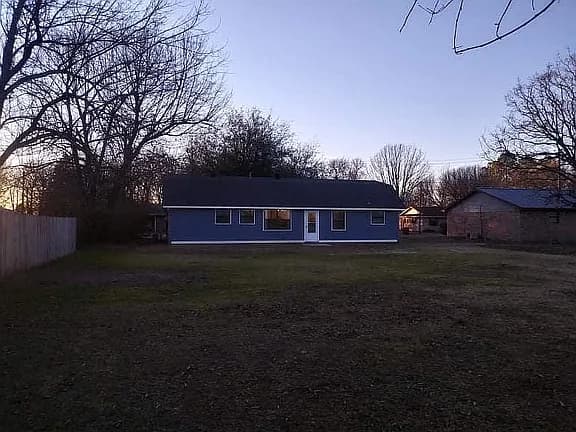 350 Town East Dr — exterior photo
