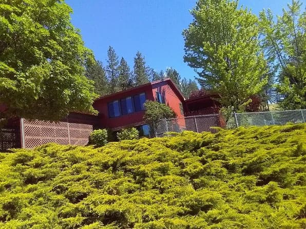 1014 N Cedar St — exterior photo