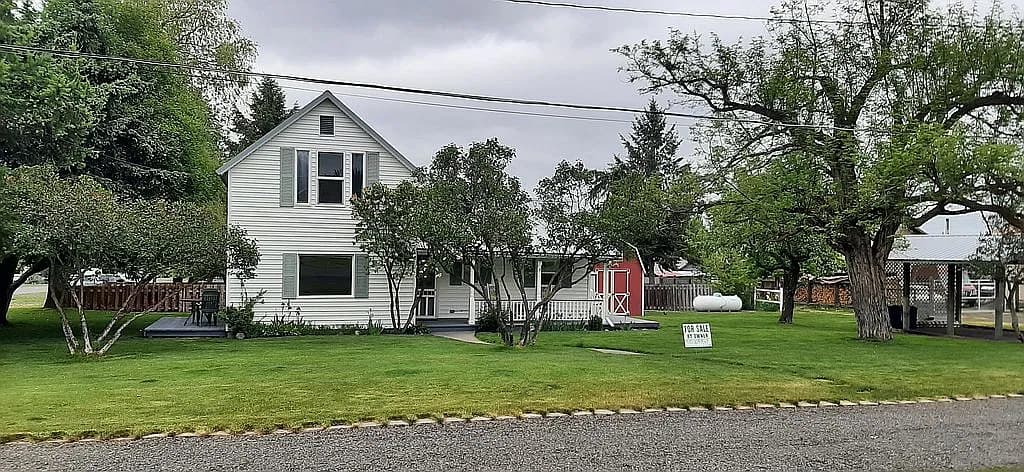 304 S Mill St — exterior photo