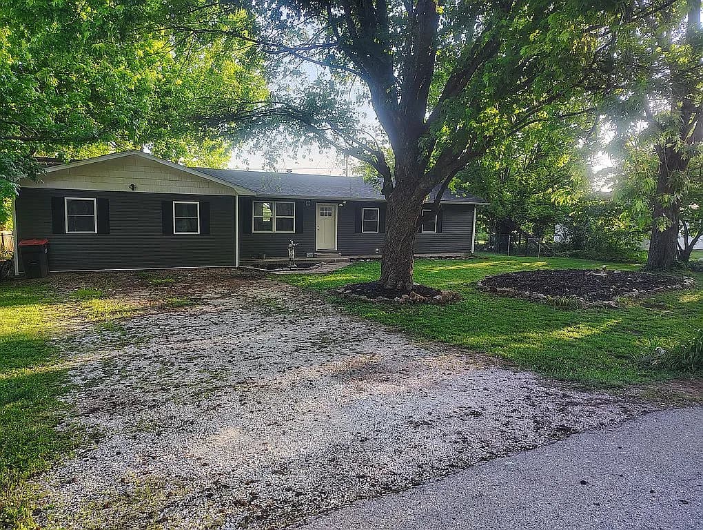 125 E Chrysler Ave — exterior photo