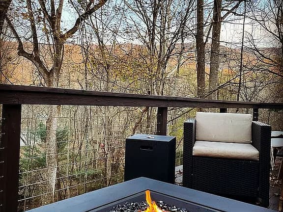590 Hunters Camp Rd — exterior photo