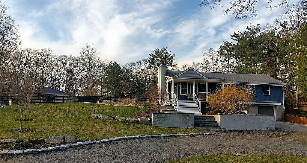 390 Read St — exterior photo