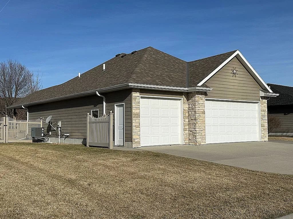 1113 Eastwood Dr — exterior photo