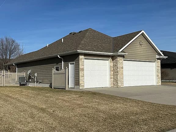 1113 Eastwood Dr — exterior photo
