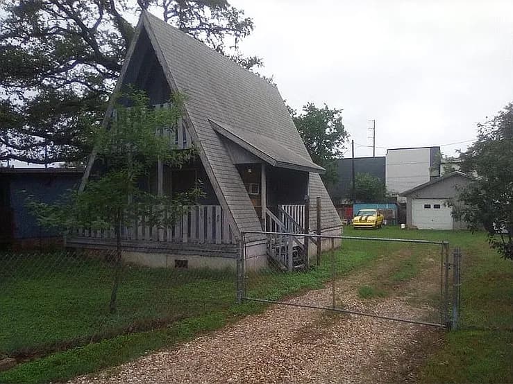 910 W Live Oak St — exterior photo
