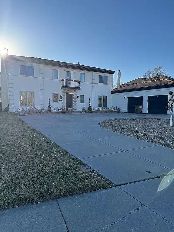 1330 Pelican Bay Pl — exterior photo