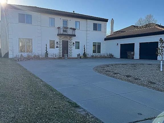 1330 Pelican Bay Pl — exterior photo