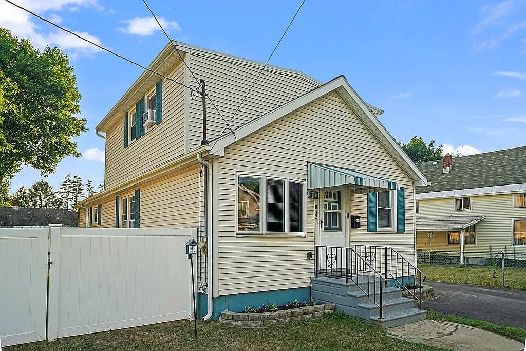 842 Adams St — exterior photo