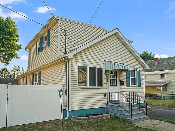 842 Adams St — exterior photo