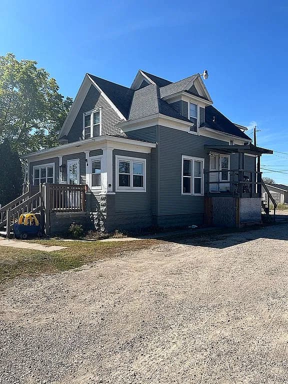 215 N 3rd St — exterior photo