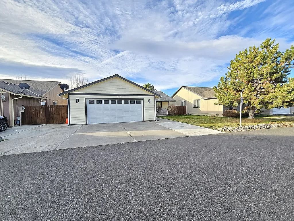 577 SE Sugar Pine Way — exterior photo