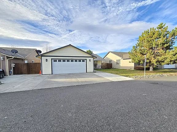 577 SE Sugar Pine Way — exterior photo